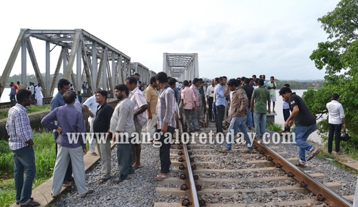 Sucide at Netravathi bridge in Mangalore